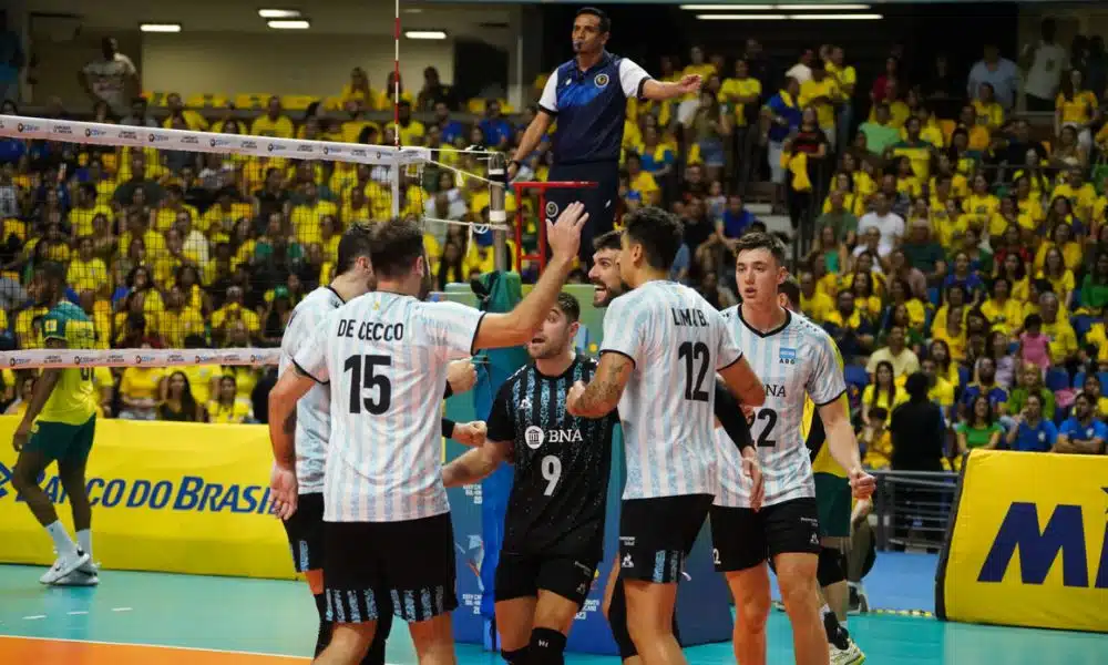 Comemoração dos jogadores da Argentina na vitória sobre o Brasil pelo Sul-Americano (Foto: Mauricio Val/FVImagem/CBV)