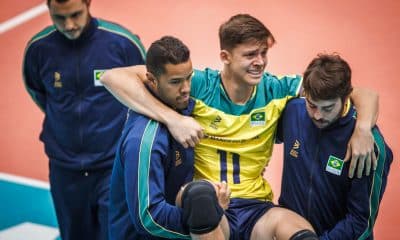 Thiago Vaccari, do Brasil, se machucou durante o jogo contra Porto Rico no Mundial Sub-19 (Foto: FIVB)