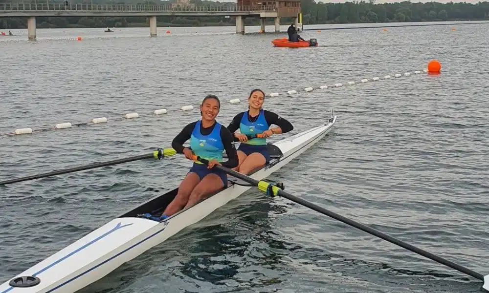 Brasileiras Brenda Freitas e Ana Julia Ferreira em ação no Mundial Sub-19 de remo (Divulgação/CBR)