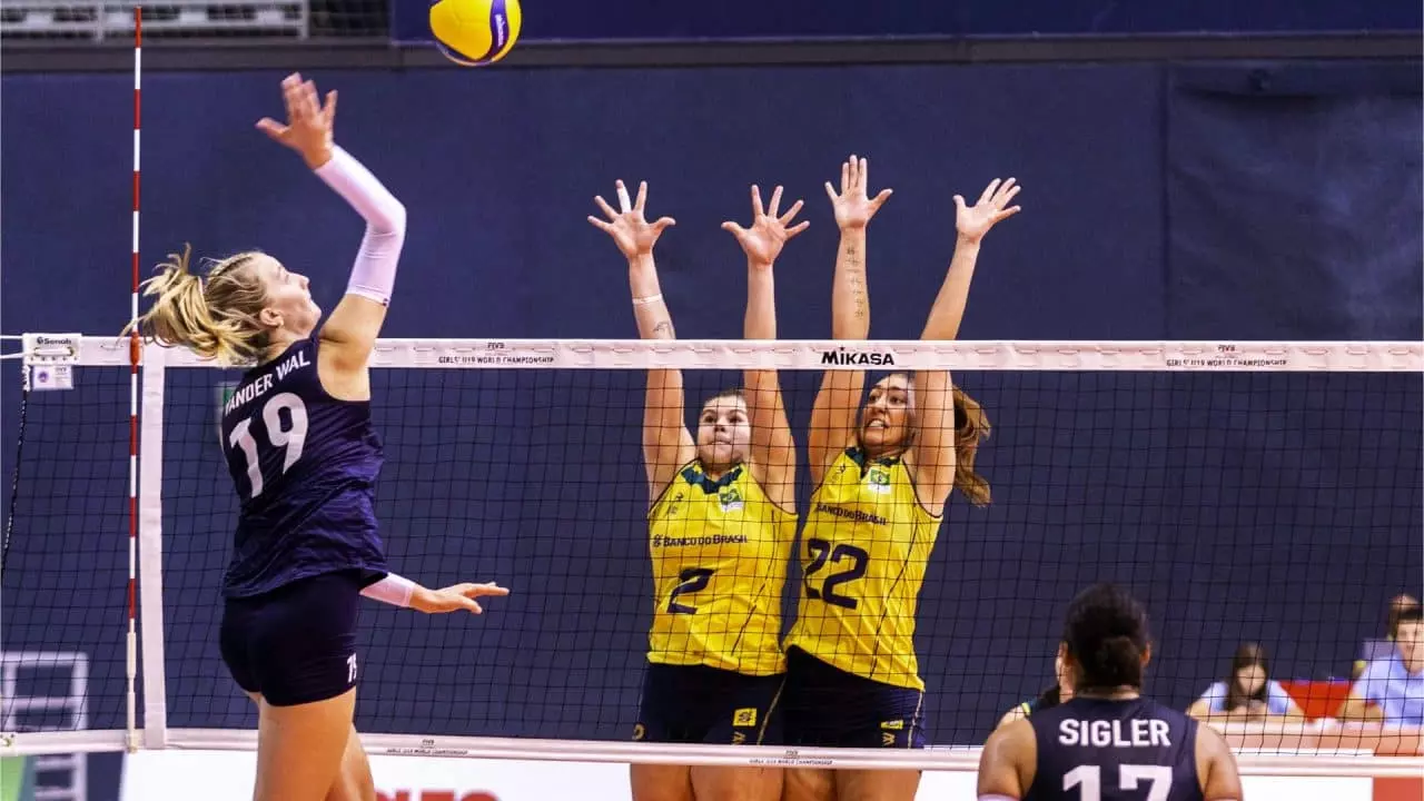 Brasil em partida contra os Estados Unidos pelas quartas de final do Mundial sub-19 de vôlei feminino (Foto: FIVB)