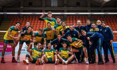 Seleção Brasileira vibra com a conquista do top 10 no Mundial Sub-19 de vôlei masculino (Foto: FIVB)