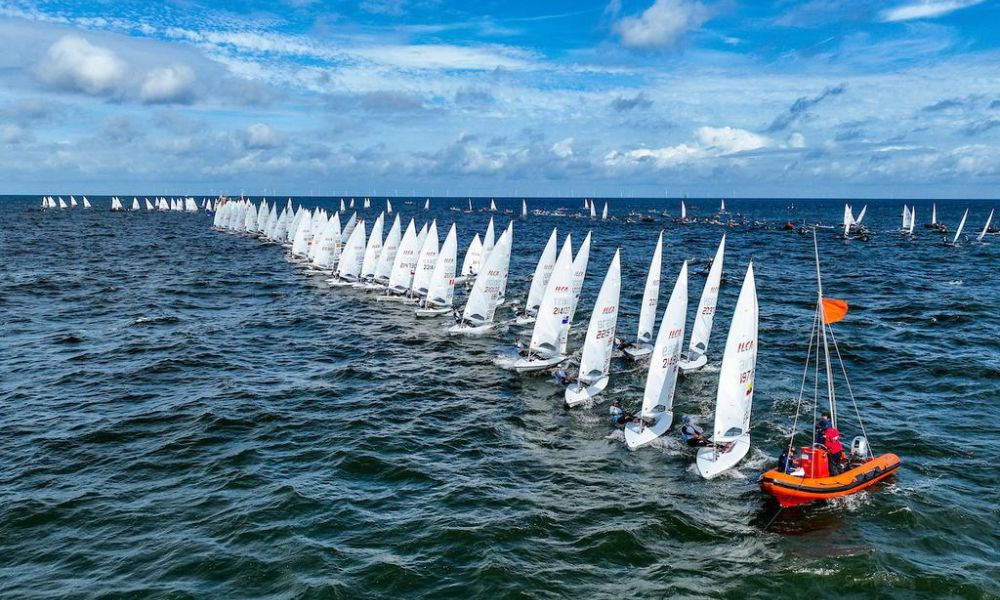 Competição da classe ILCA no Mundial de vela (Divulgação/Sailing Energy)