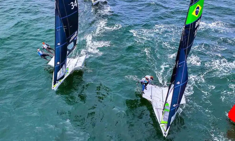 Martine Gael e Kahena Kunze em ação no Mundial de vela (Divulgação/Sailing Energy)