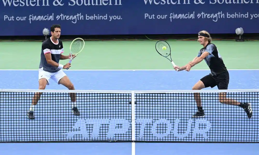 Brasileiro Marcelo Melo e seu parceiro, o alemão Alexander Zverev, em ação no Masters 1000 de Cincinnati (Peter Staples/ATP Tour)