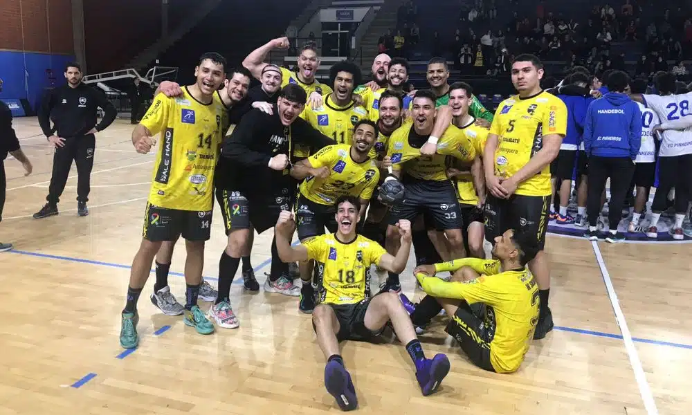 Comemoração dos jogadores do Taubaté após a vitória no primeiro jogo da final da Conferência Sudeste (Foto: Felipe Abreu)