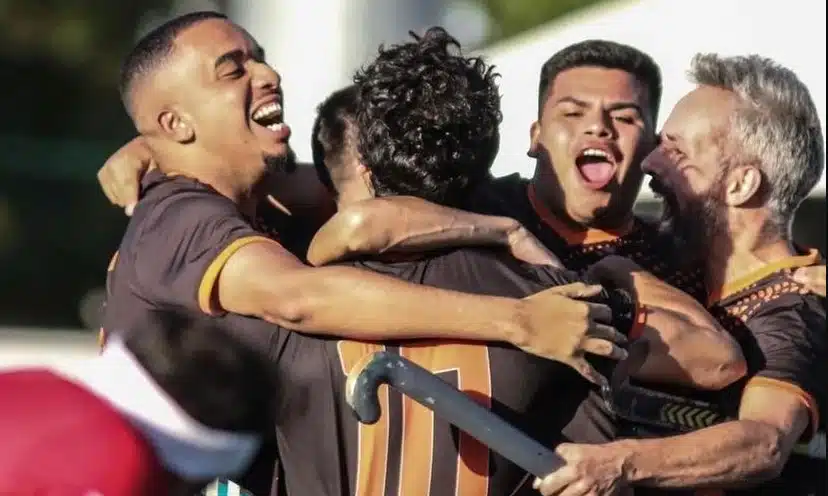 Na imagem, jogadores do Desterro comemorando o gol.