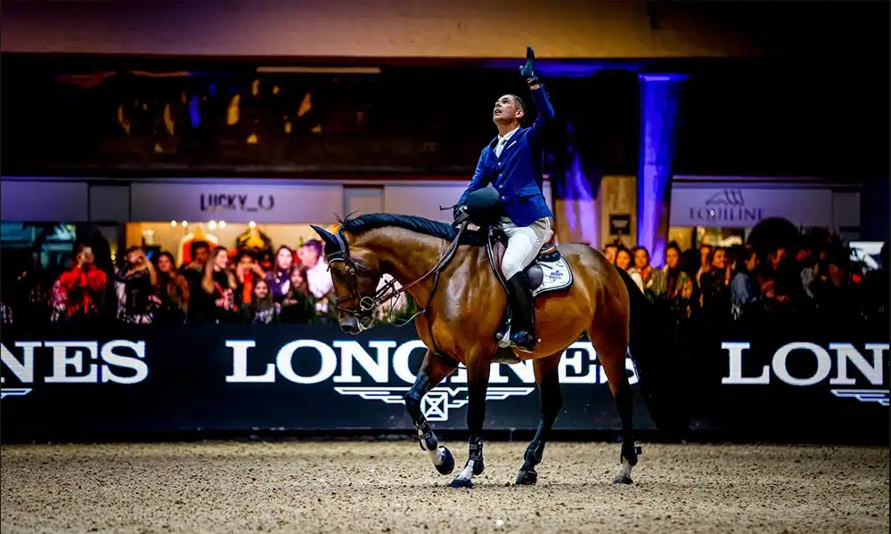 Na imagem, Doda Miranda comemorando com seu cavalo, Dinozo Un Prince.