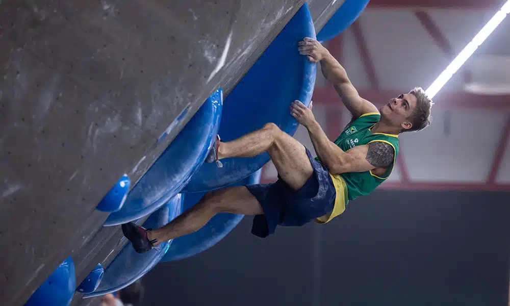 Na imagem, Felipe Ho na tentativa de subir a parede com inclinação contrária.