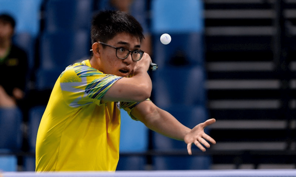 Felipe Ikeda em ação no WTT Youth Contender de Otocec, Arthur Lemos