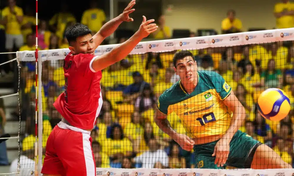 Felipe Roque atacando na saída de rede durante jogo Brasil e Peru pelo Campeonato Sul-Americano de Vôlei masculino 2023