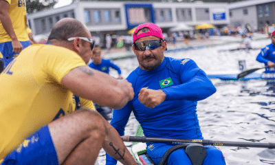 Fernando Rufino cumprimenta seu treinador
