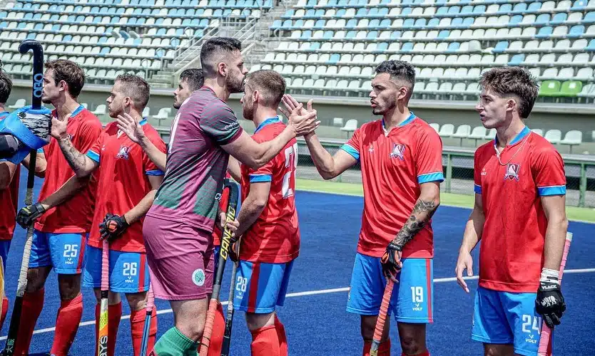 Na imagem, jogadores de Florianópolis cumprimentando seus adversários.