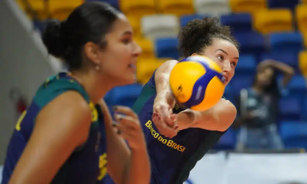 Gabi Guimarães recebe bola de manchete