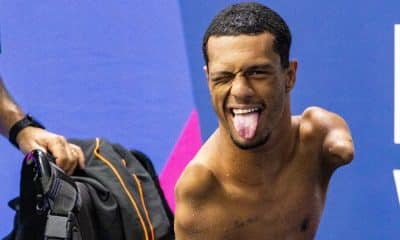 Gabriel Araújo posa para foto piscando olho. Ele está em uma cadeira de rodas à beira da piscina - Jogos Parapan-Americanos Santiago-2023