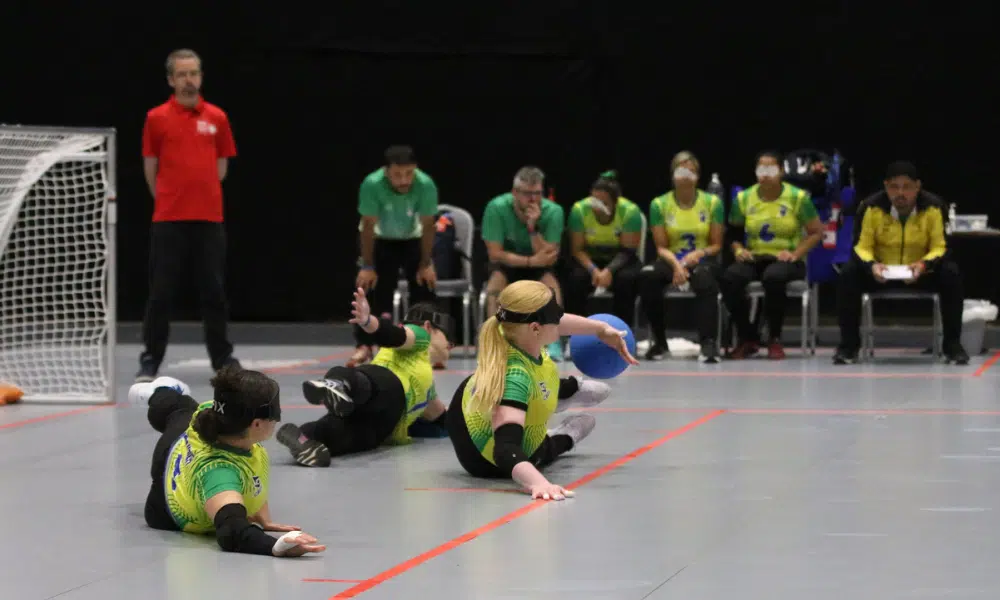 Jogadoras da seleção do Brasil de goalball deitadas para defender bola nos Jogos Mundiais IBSA