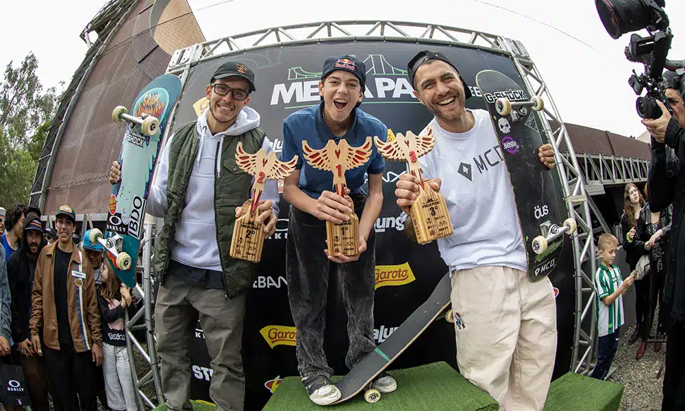 Na imagem, Gui Khury, Rony Gomes e Ítalo Penarrubia exibem seus troféus. 
