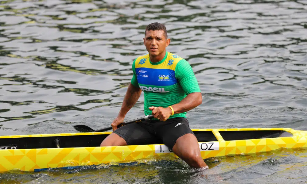 Isaquias Queiroz pousa para foto no Mundial de canoagem velocidade