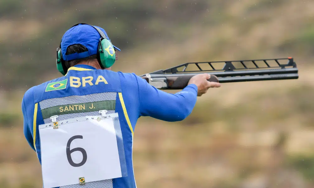 Jaison Santin na fossa olímpica do Mundial de tiro esportivo junto a Hussein Daruich
