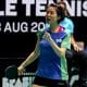 Na imagem, Jessica Yamada comemorando e empunhando sua raquete.