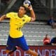 Jogador do Brasil finaliza com a mão esquerda durante Mundial Sub-19 de Handebol masculino