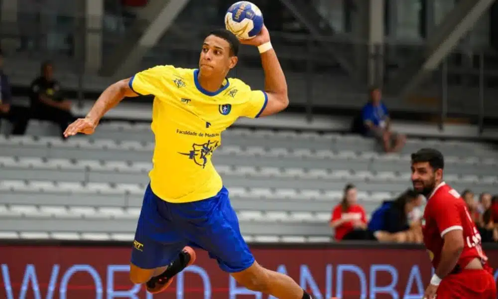 Jogador do Brasil finaliza com a mão esquerda durante Mundial Sub-19 de Handebol masculino