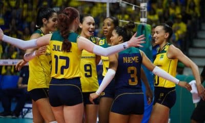 Jogadoras do Brasil comemoram ponto no Campeonato Sul-Americano de vôlei feminino 2023