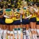Jogadoras do Brasil se reúnem e comemoram título do Sul-Americano de vôlei feminino