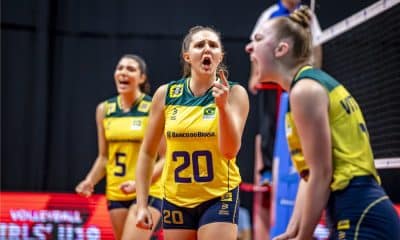 Jogadoras do Brasil vibram com ponto diante da Argentina pelas oitavas do Mundial Sub-19 de vôlei feminino