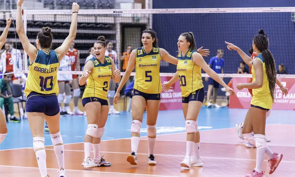 Jogadoras do Brasil vibram em partida contra a Bulgária pelo Mundial Sub-19 de vôlei feminino