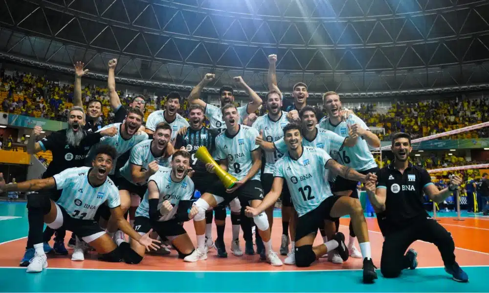 Jogadores argentinos fazem a festa com troféu do Campeonato Sul-Americano de vôlei masculino