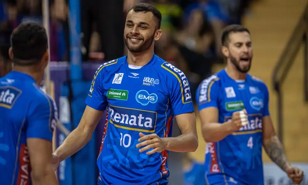 Jogadores do Vôlei Renata comemoram segunda vitória no Campeonato Paulista de Vôlei masculino