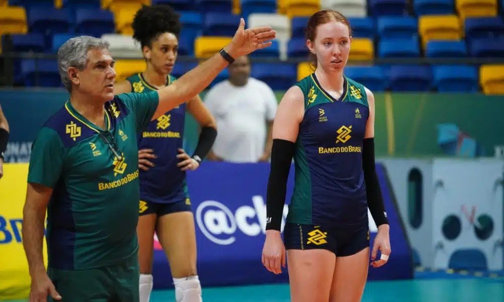 José Roberto Guimarães dá instruções para jogadoras durante treino para o Campeonato Sul-Americano de vôlei feminino