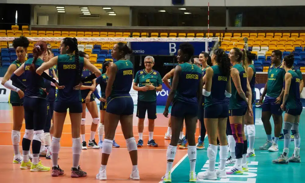 José Roberto Guimarães reunido em um círculo com as jogadoras em treino para o Sul-Americano de vôlei Feminino