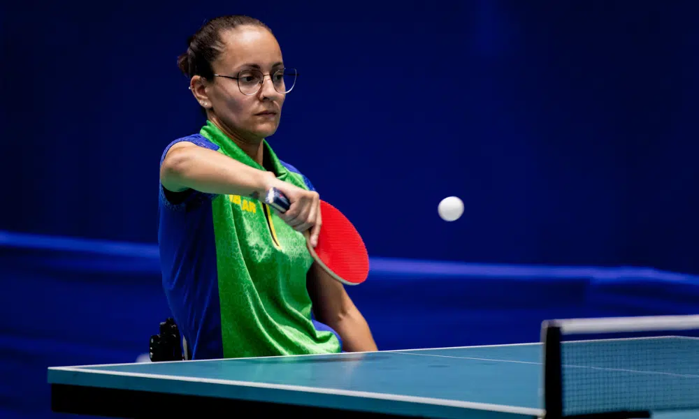 Joyce de Oliveira com a raquete na mão durante o Aberto do Japão de tênis de mesa paralímpico