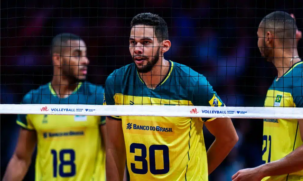 Judson Nunes está concentrado na rede enquanto aguarda saque rival