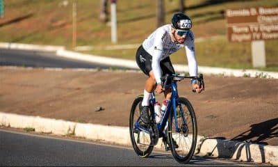 Na imagem, momento em que Kacio Freitas está pedalando na estrada.