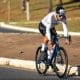 Na imagem, momento em que Kacio Freitas está pedalando na estrada.