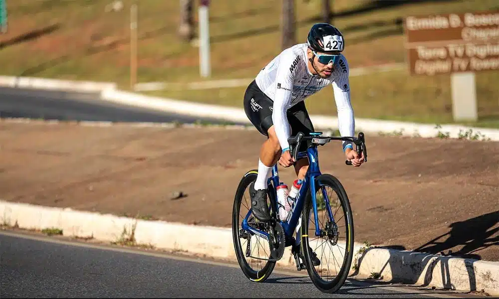 Na imagem, momento em que Kacio Freitas está pedalando na estrada.