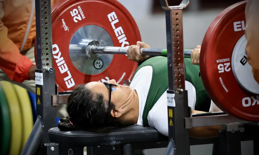 Lara Lima ergue peso no Mundial de halterofilismo e conquista bronze