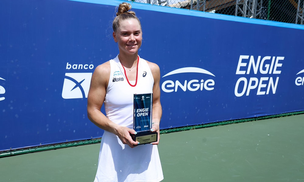 Na imagem, Laura Pigossi com seu troféu.