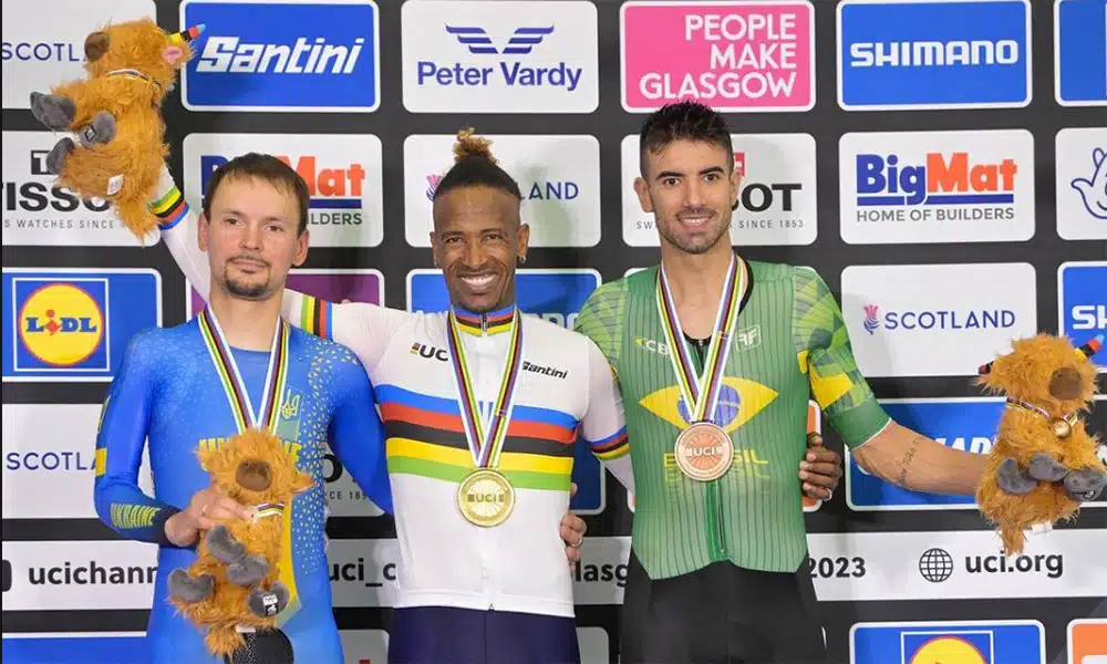 Na imagem, Lauro Chaman no pódio, com sua medalha de bronze.