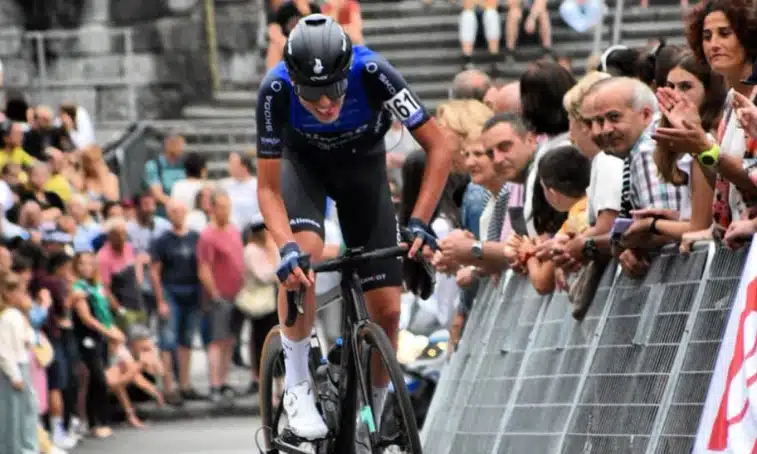 Na imagem, todo o esforço de Lucas Emanuel pedalando na subida.