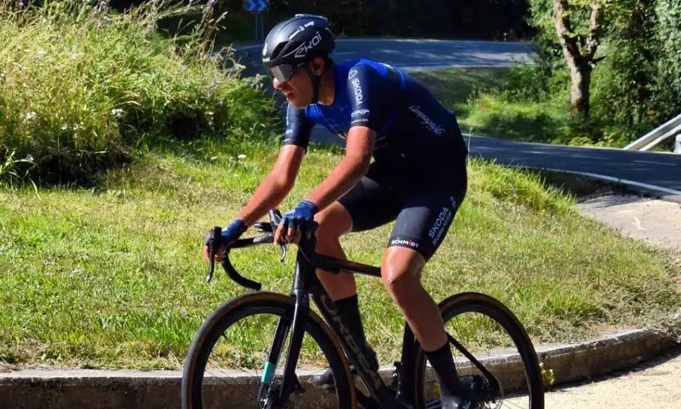 Na imagem, Lucas Emanuel pedalando.