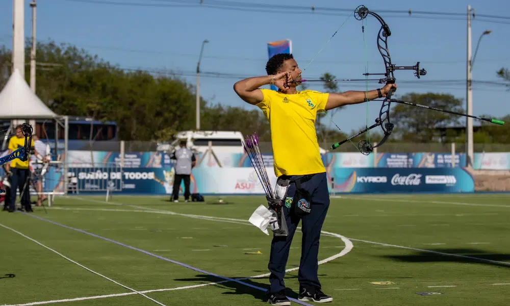 Luccas Abreu na Copa do Mundo de tiro com arco em Paris; Eiry Nisi