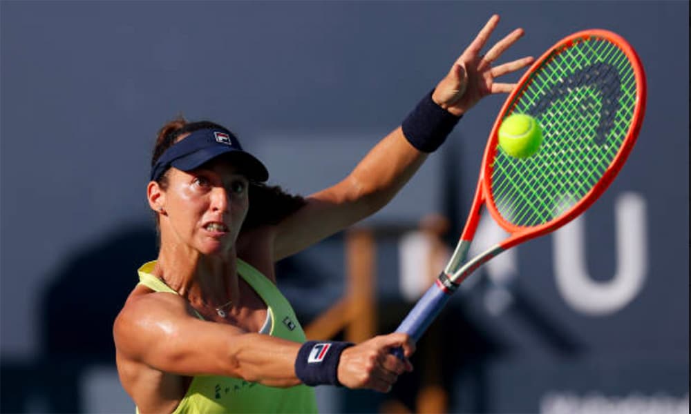 Na imagem, Luisa tenta rebater a bola de backhand.