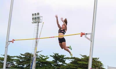 Na imagem, Luíza Batista terminando seu movimento do salto com vara.