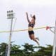 Na imagem, Luíza Batista terminando seu movimento do salto com vara.