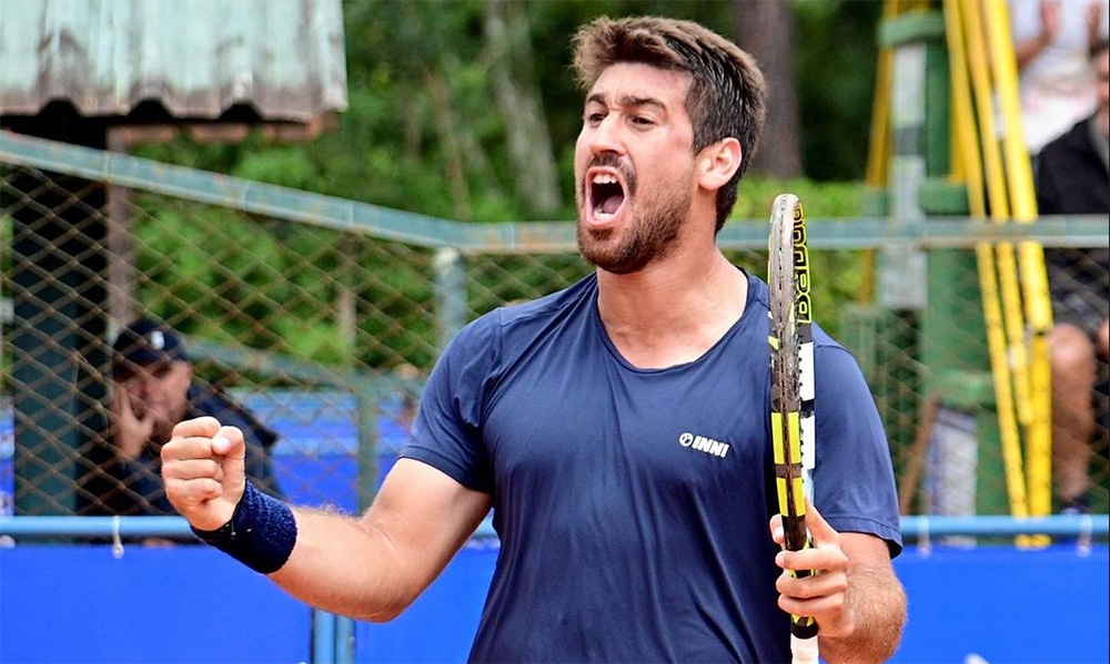 Na imagem, Orlando Luz vibrando após o ponto.
