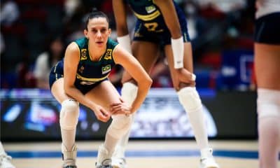 Macris Carneiro está agachada