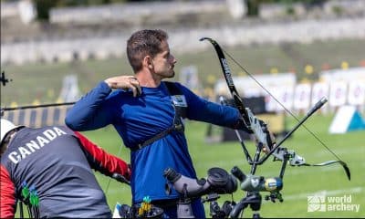Na imagem, Marcus D'Almeida com seu arco, após disparar uma flecha.